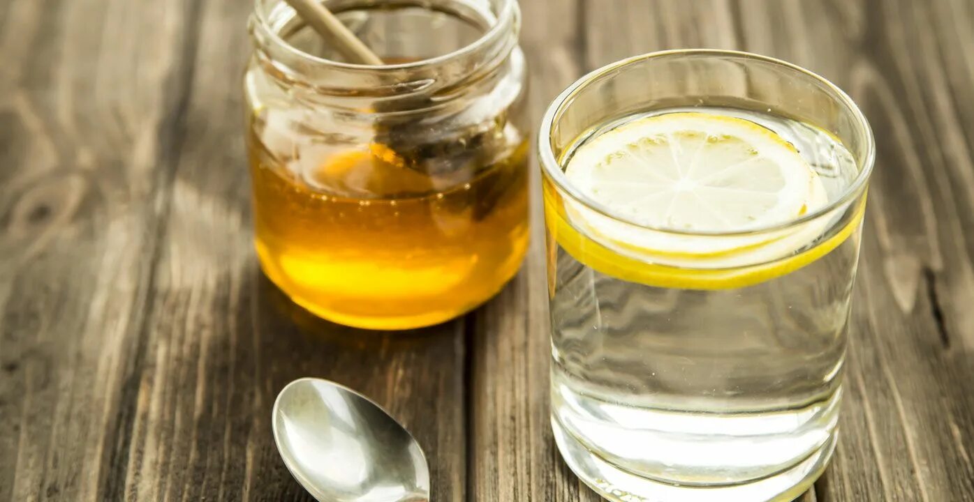 Медовая вода. Ложка для меда. Мед в стакане. Стакан воды с лимоном.