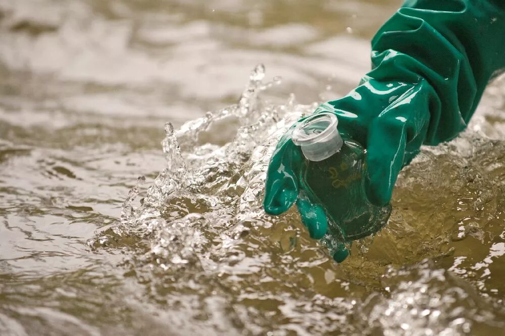 Вода в качестве удобрения. Загрязнение воды. Загрязнение питьевой воды. Грязная вода. Экология воды.