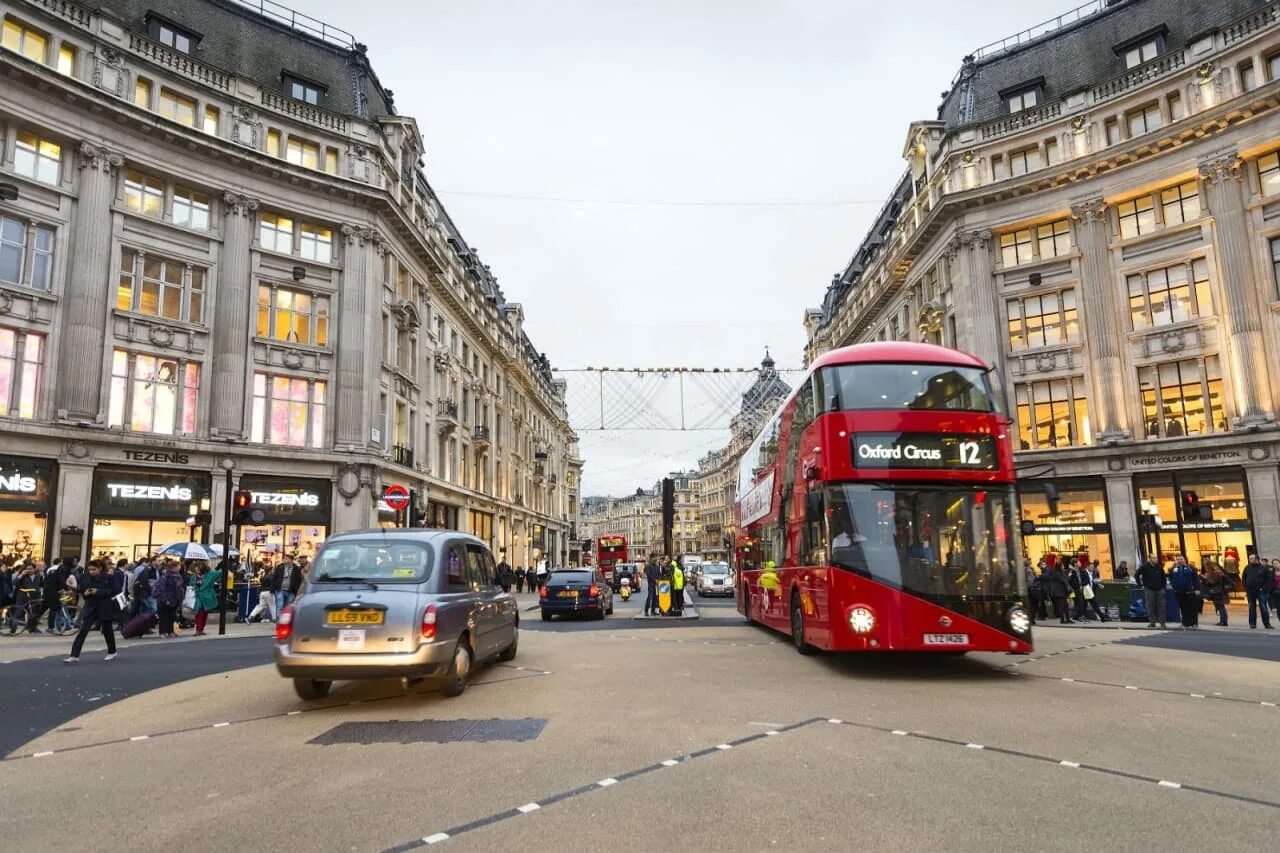 Оксфорд-стрит в лондоне. Риджент стрит лондон. Oxford street london. Оксфорд улица в лондоне. Oxford street shopping london.