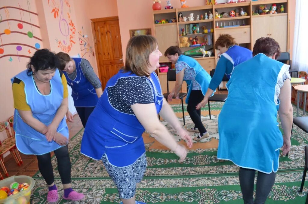 Одежда помощника воспитателя в детском саду. Одежда для младшего воспитателя в детском саду. Одежда для помощника воспитателя. Униформа для воспитателей.