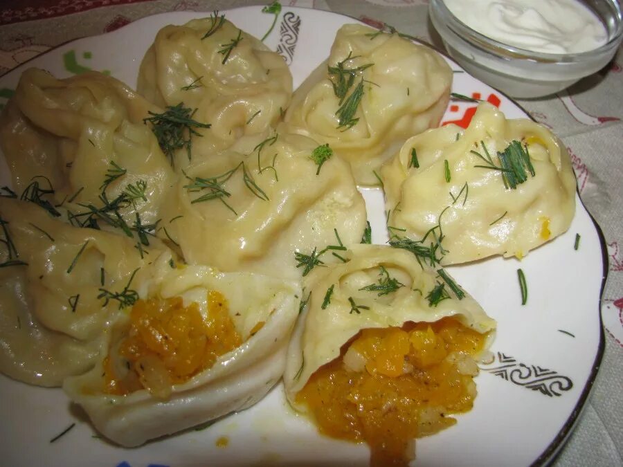 Тыква манты по узбекски. Манты с тыквой по-узбекски. манты с тыквой и мясом. манты с тыквой и картошкой. манты с тыквой и мясом по-узбекски.