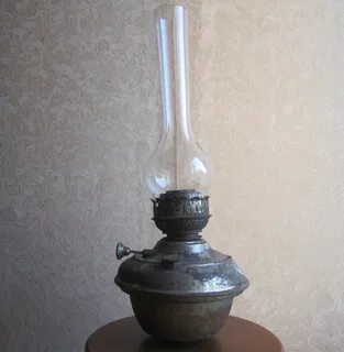 Белая керосиновая лампа