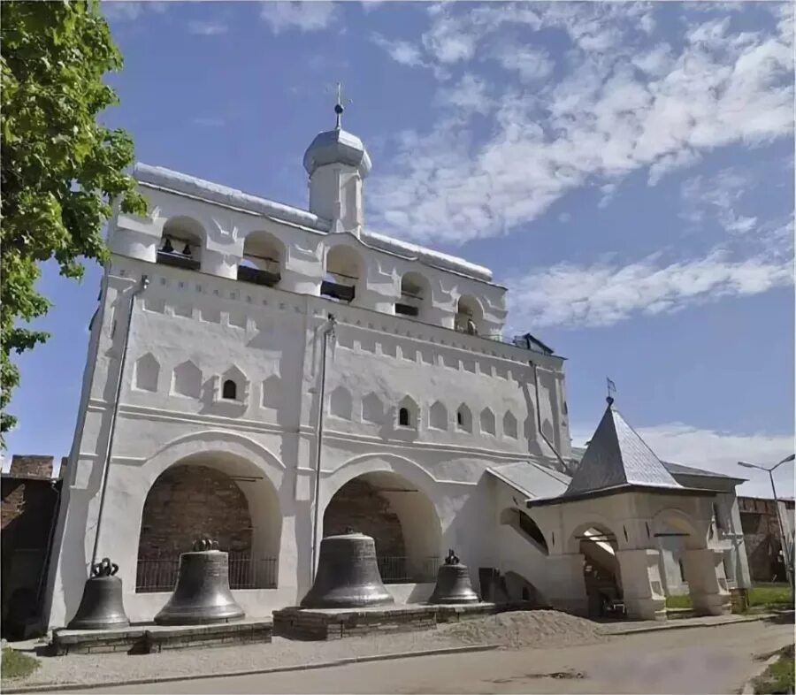 Новгород звонница. Софийская звонница в великом новгороде. Звонница софийского собора новгородский детинец. Софийская звонница великий новгород. Новгород звонница.