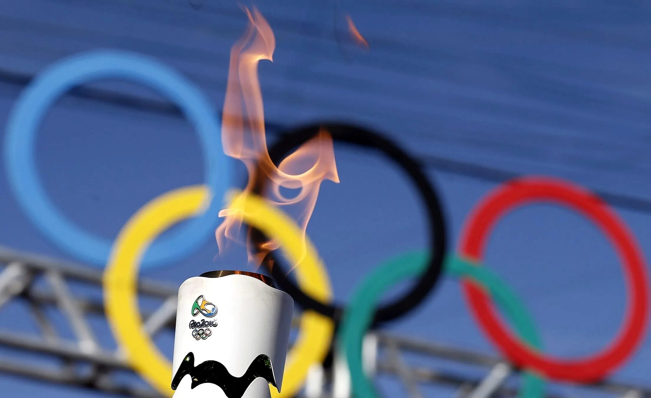 Олимпийские игры. Летние Олимпийские игры. Олимпийские кольца и факел.