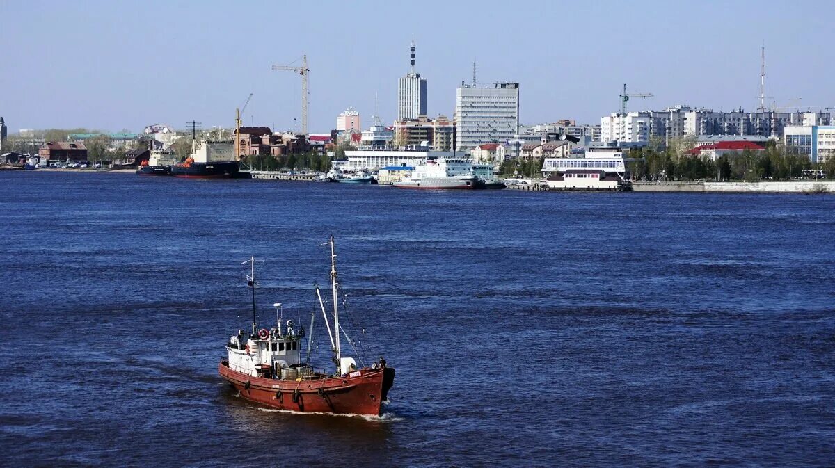 Порт на северной двине город. Архангельский морской речной вокзал. Порт на северной двине город. Морской речной вокзал северная двина. Архангельский речной порт архангельск.