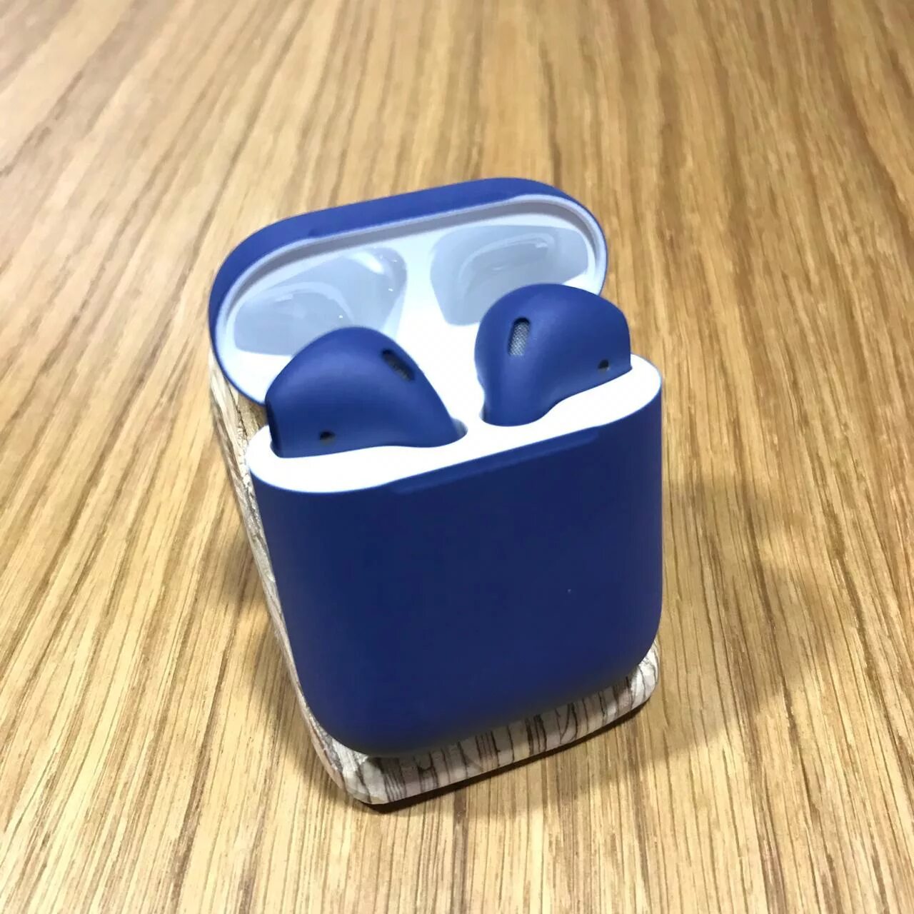 Airpods 2 чип. AIRPODS BP 320. AIRPODS 2019. Кастом AIRPODS 2. Аэрографика на AIRPODS.