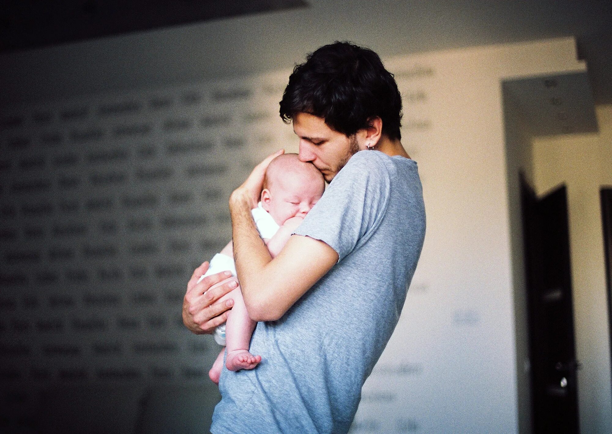 Мужчина с ребенком на руках. Ребенок на руках. Ужчига держит ребёнка в руках.