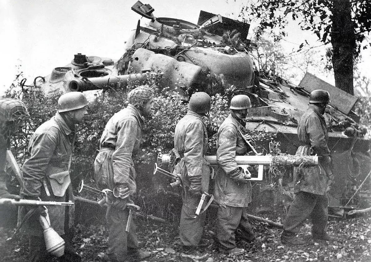 1945 год восточный фронт. Fallschirmjager Нормандия 1944. Нормандия 1944 танки подбитые. Шерман подбитый панцершреком.