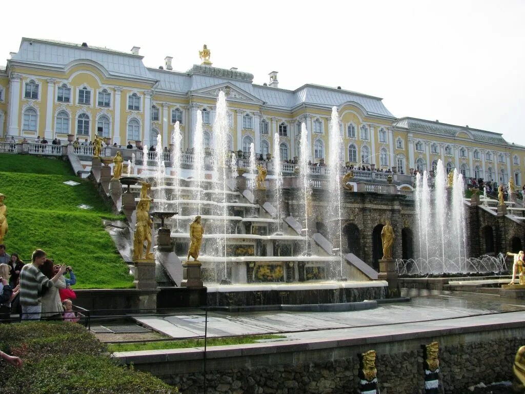 Окрестности питера. Дворец Петергоф в Санкт-Петербурге. Большой Петергофский дворец Петергоф. Большой дворец в Петергофе Растрелли. Петродворец большой дворец Каскад.