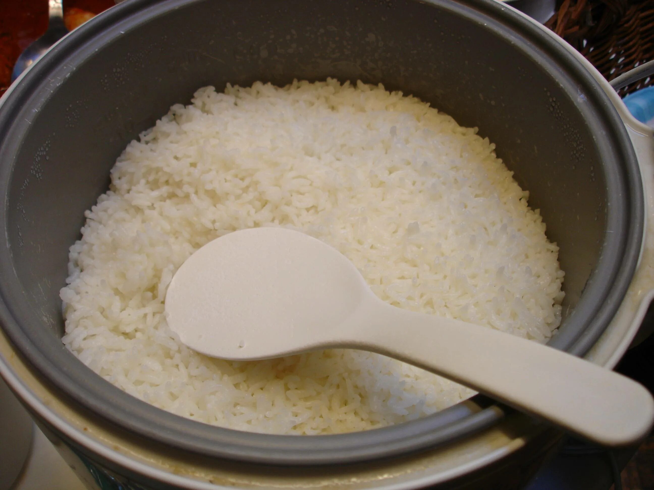 Рис после варки увеличивается. Рис вареный. Отварить рис. Рис в кастрюле. Вареный рассыпчатый рис.