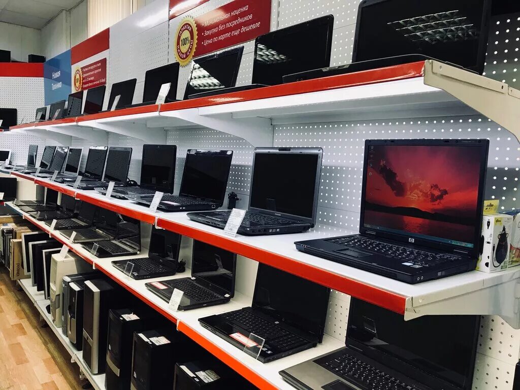 Магазин персональных компьютеров. Компьютерный магазин. Витрина с ноутбуками. Магазин ноутбуков. Ноутбуки в магазине.