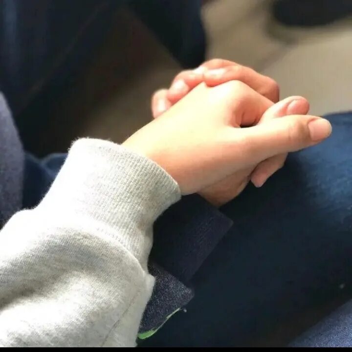 Звук положил руку. Рука в руке в машине. Звук положил руку. Рука в руке в машине. Звук положил руку.