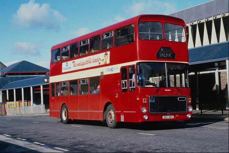 желтый и зеленый автобусы. автобусы разных цветов. общественный транспорт транспорт. разноцветные автобусы. автобусы разных цветов.