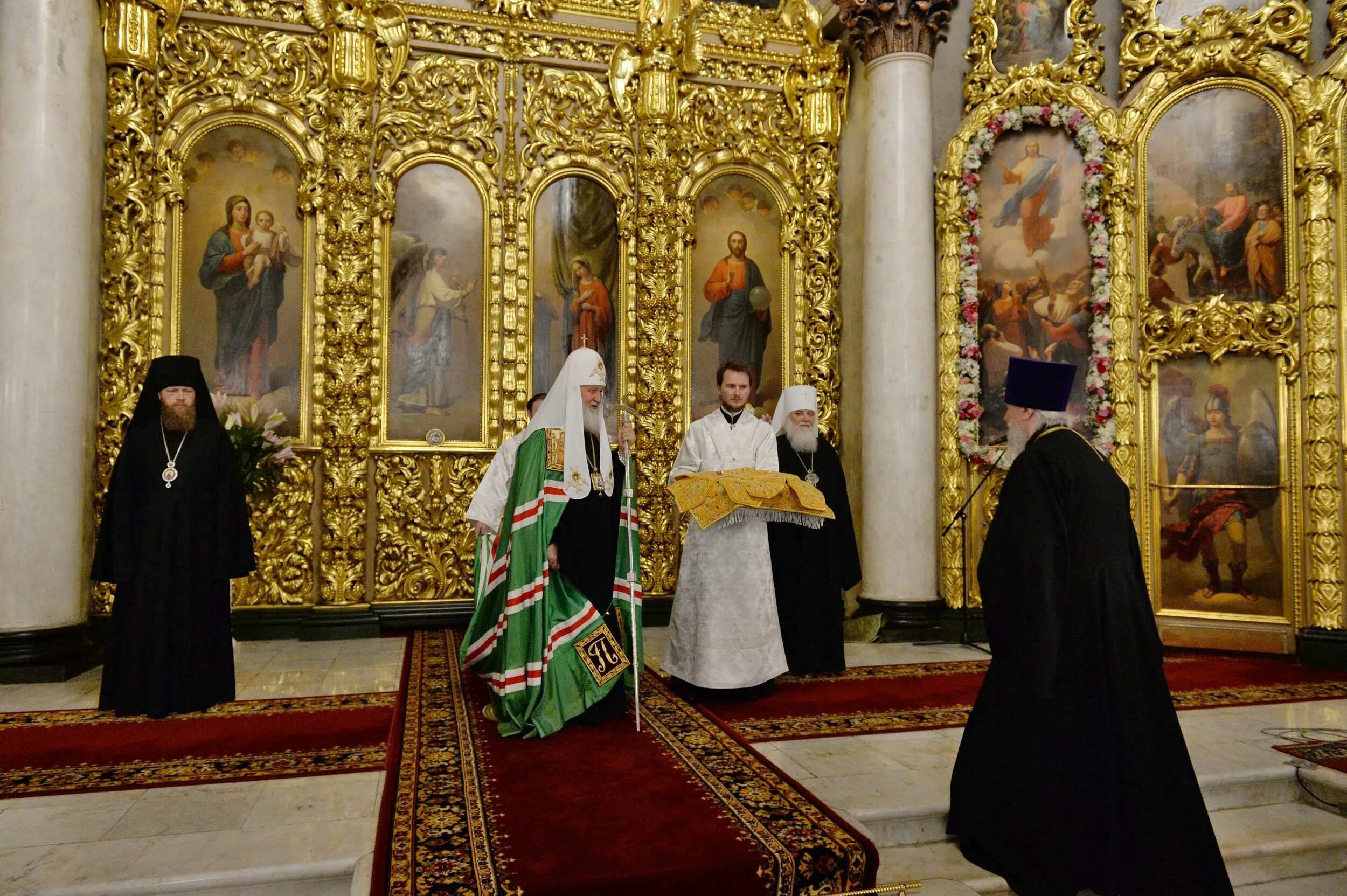 Большой никитской расписание. Храм большое Вознесение у Никитских ворот настоятель. Венчание храм малого Вознесения. Храм большое Вознесение у Никитских ворот венчание.