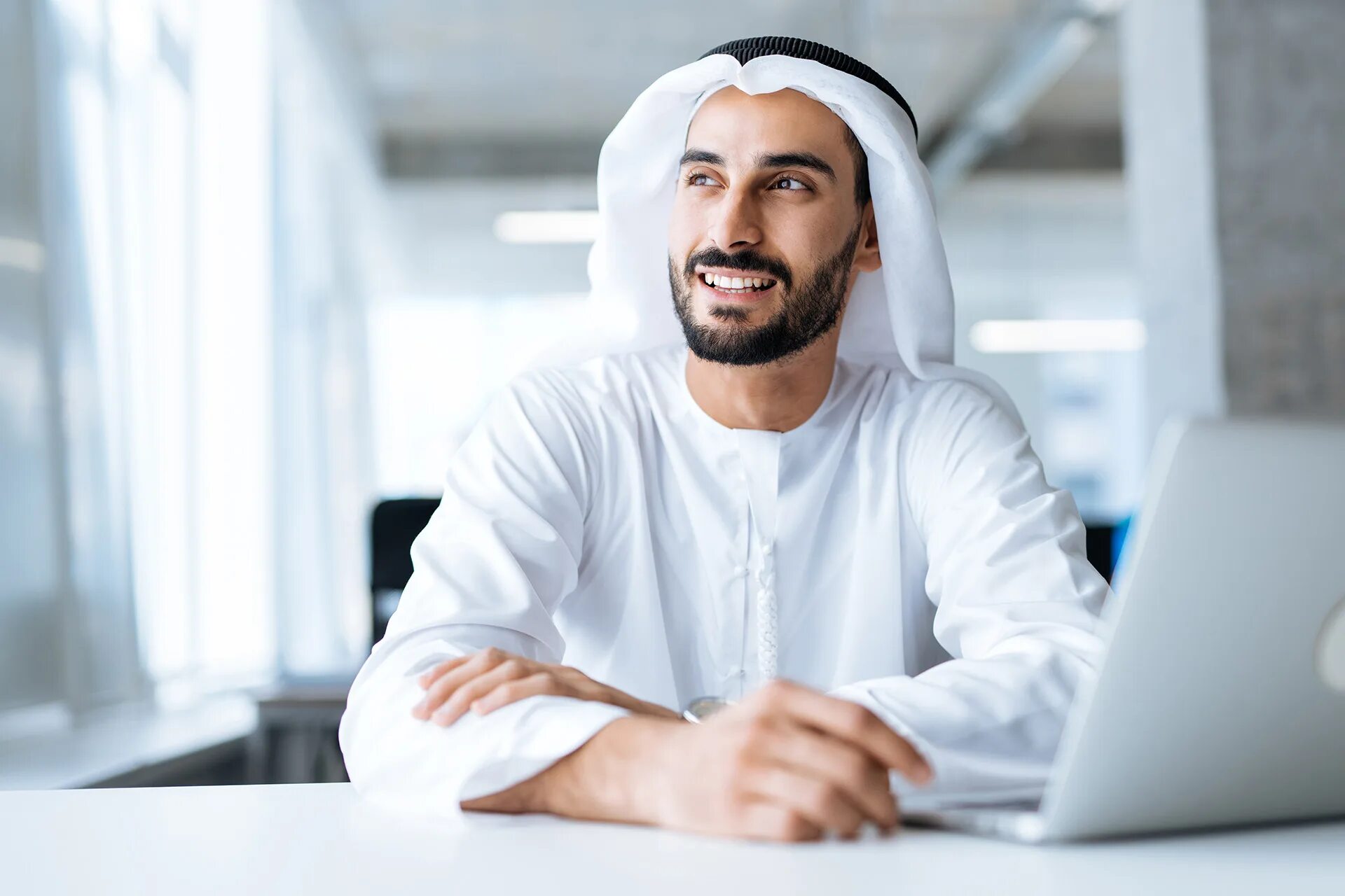 менеджмент в оаэ. внешний вид арабских бизнесменов. деловые арабы.