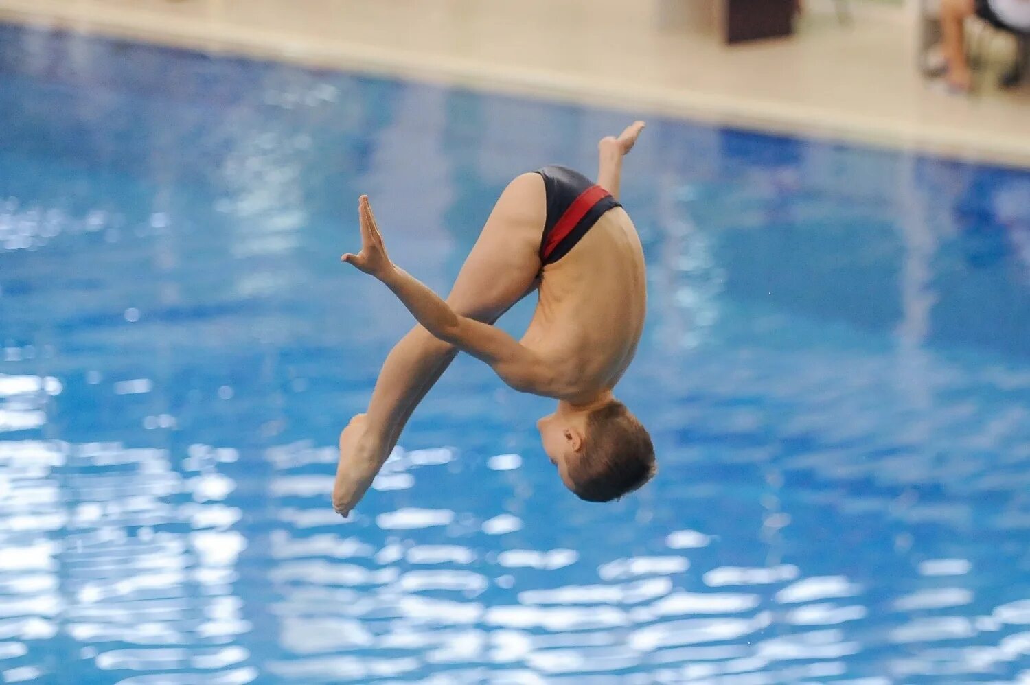 Прыжки в воду чемпионат россии. Прыжки в воду. Прыжки в воду спорт. Крутые прыжки в воду. Прыжки в воду женщины.