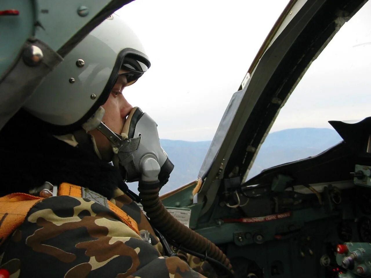 Олег пешков герой россии. Пешков олег анатольевич летчик. Олег пешков летчик. Летчиком олегом пешковым. Су-24 олег пешков.