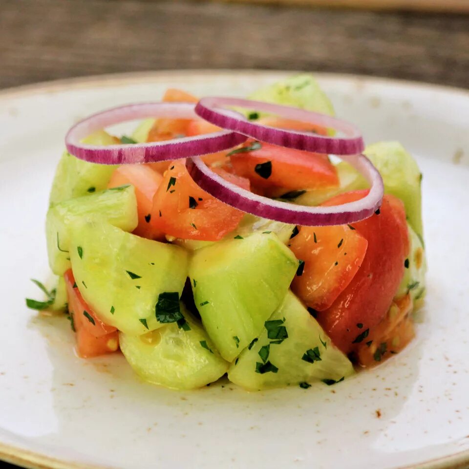 Простые блюда из овощей. Овощной салат. Подача овощного салата. Шикарный овощной салат. Красивый салат из свежих овощей.