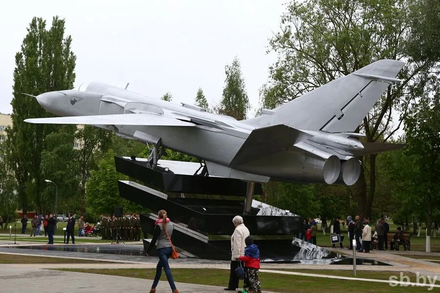 Купить гомель самолет. Су24 самолет памятник в Гомеле. Су-24 памятник. Монумент в Гомеле Су. Памятник сухому в Гомеле.