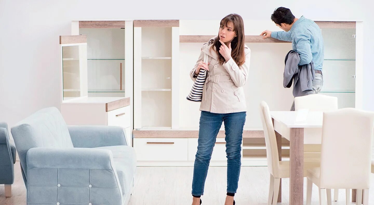 Мебель есть выбор. Семейная пара в магазине мебели. Люди выбирают мебель. Замер и проект кухни. Дизайнер замерщик кухни.