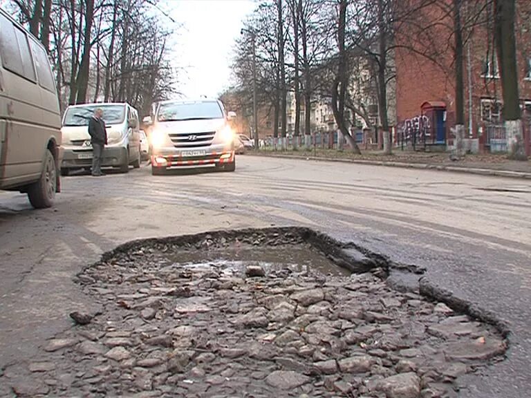 Ярославль дороги сегодня. Ямы на дорогах Ярославль. Дороги Ярославль ямы. Разбитые дороги Ярославля. Огромная яма на дороге.