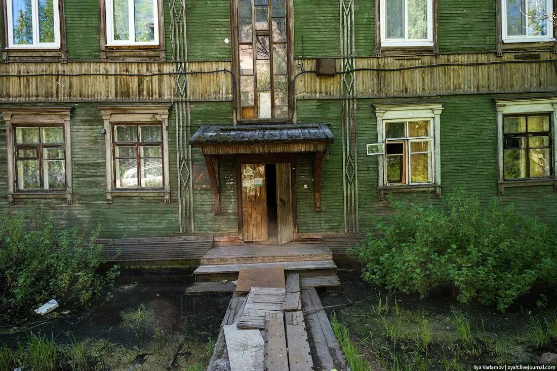 Архангельск бараки. Убогий деревянный дом. Архангельск варламов бараки. Ветхое жилье архангельск. Архангельск бараки.