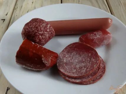 Колбасу положите