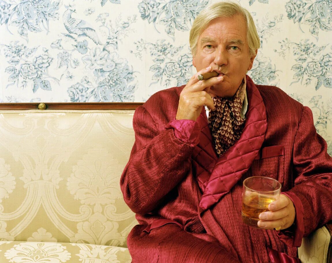 Мужчины чем старше тем богаче. Мужчина в халате с сигарой. Богатый мужчина в халате. Богатый в халате с сигарой. Старый мужчина в халате.