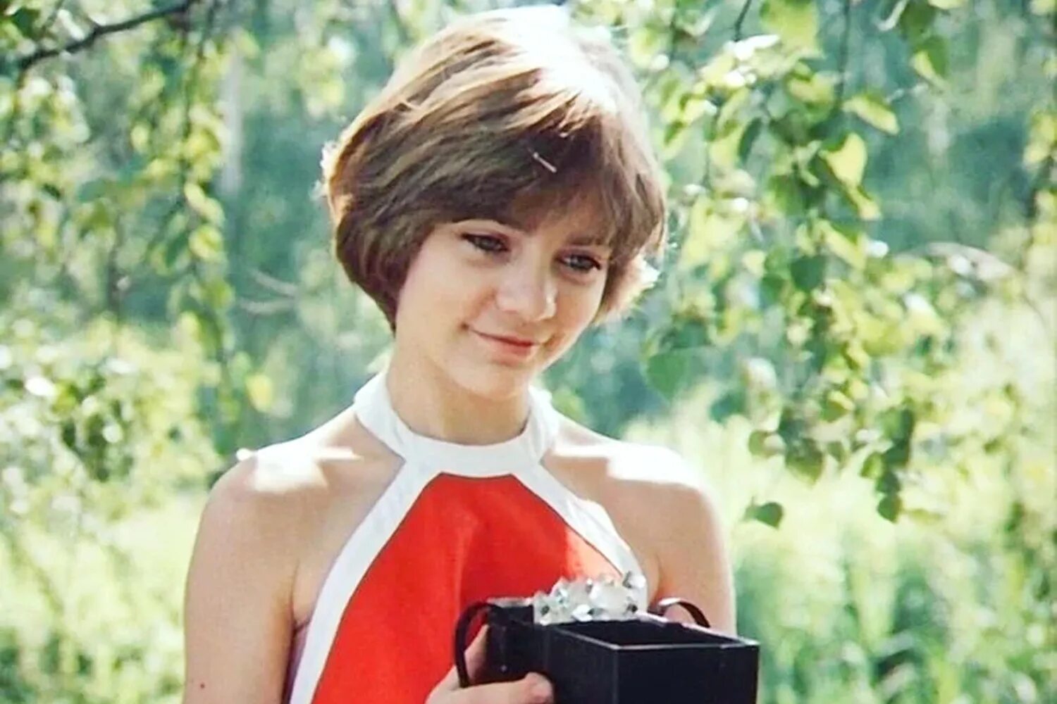 Из кинофильма гости из будущего. Гостья из будущего фильм 1984 алиса. гостья из будущего алиса селезнева. алиса селезнева миелофон. гости из будущего алиса селезнева.