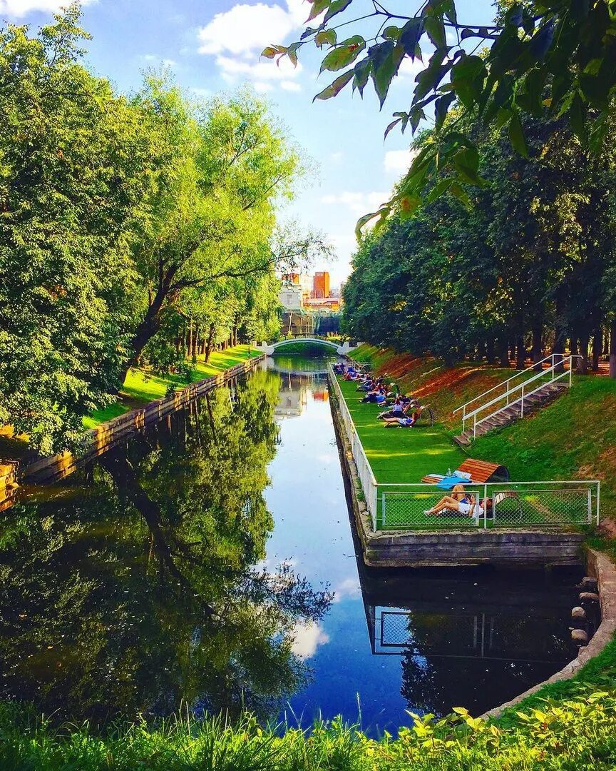 Где можно погулять весной. Краснопресненский парк Москва. Парк красная Пресня. Парк Пресня Москва. Краснопреснен Краснопресненский парк.