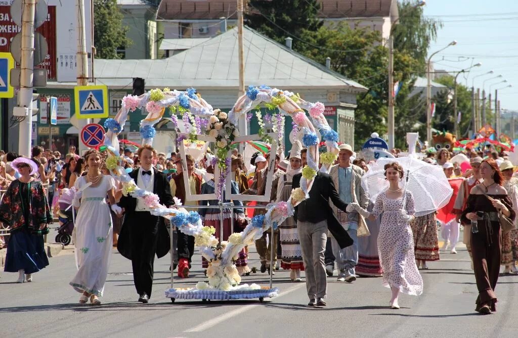 Предыдущий день праздник. Праздник в городе. Праздник день города. Праздники города Костромы. Украшение колонны на день города.