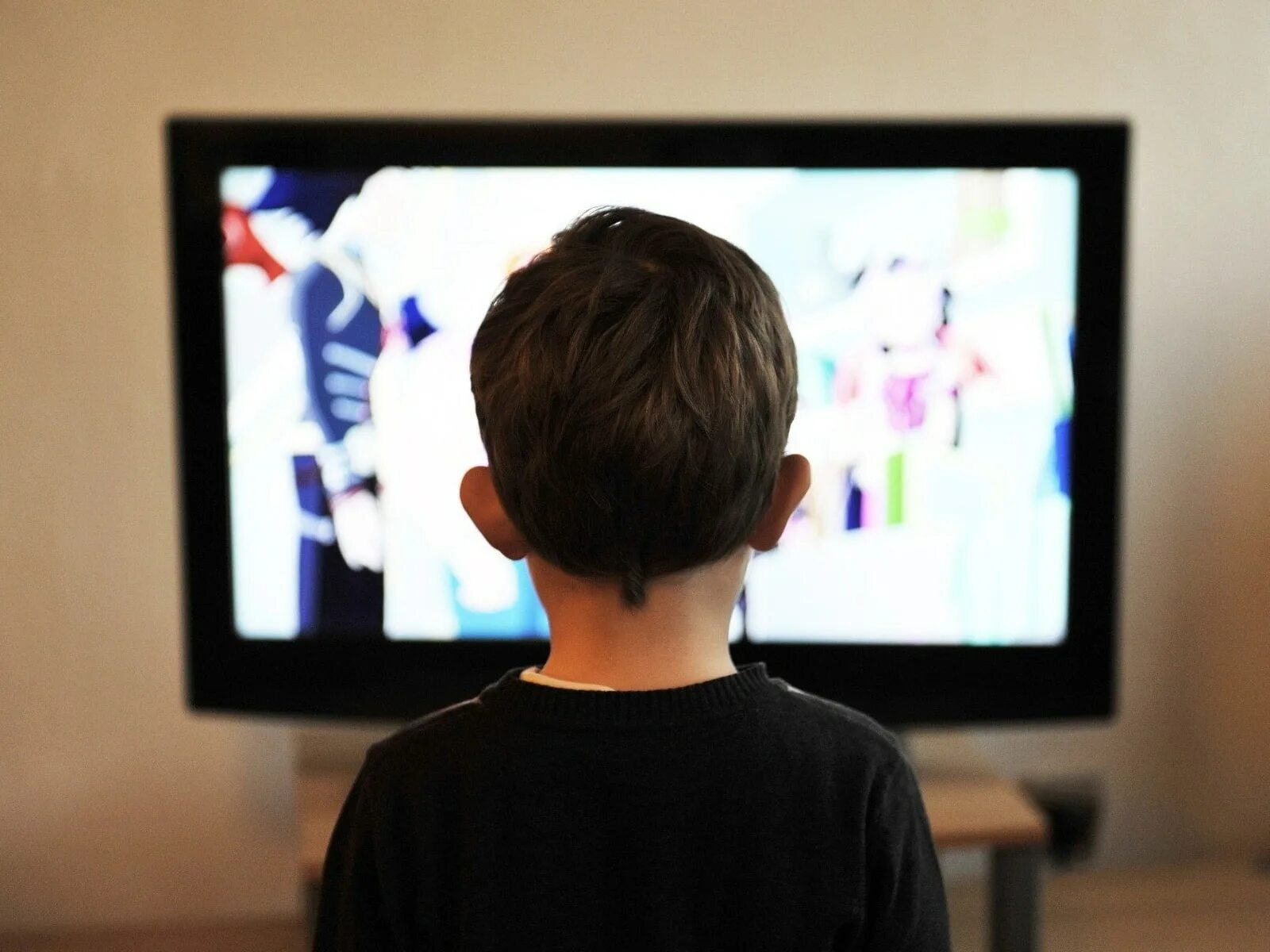 Дети смотрят на экран. Школьник у телевизора. Телевизор для детей. Просмотр телевизора. Школьники перед телевизором.