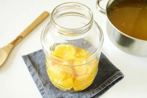 Компот из апельсинов в кастрюле