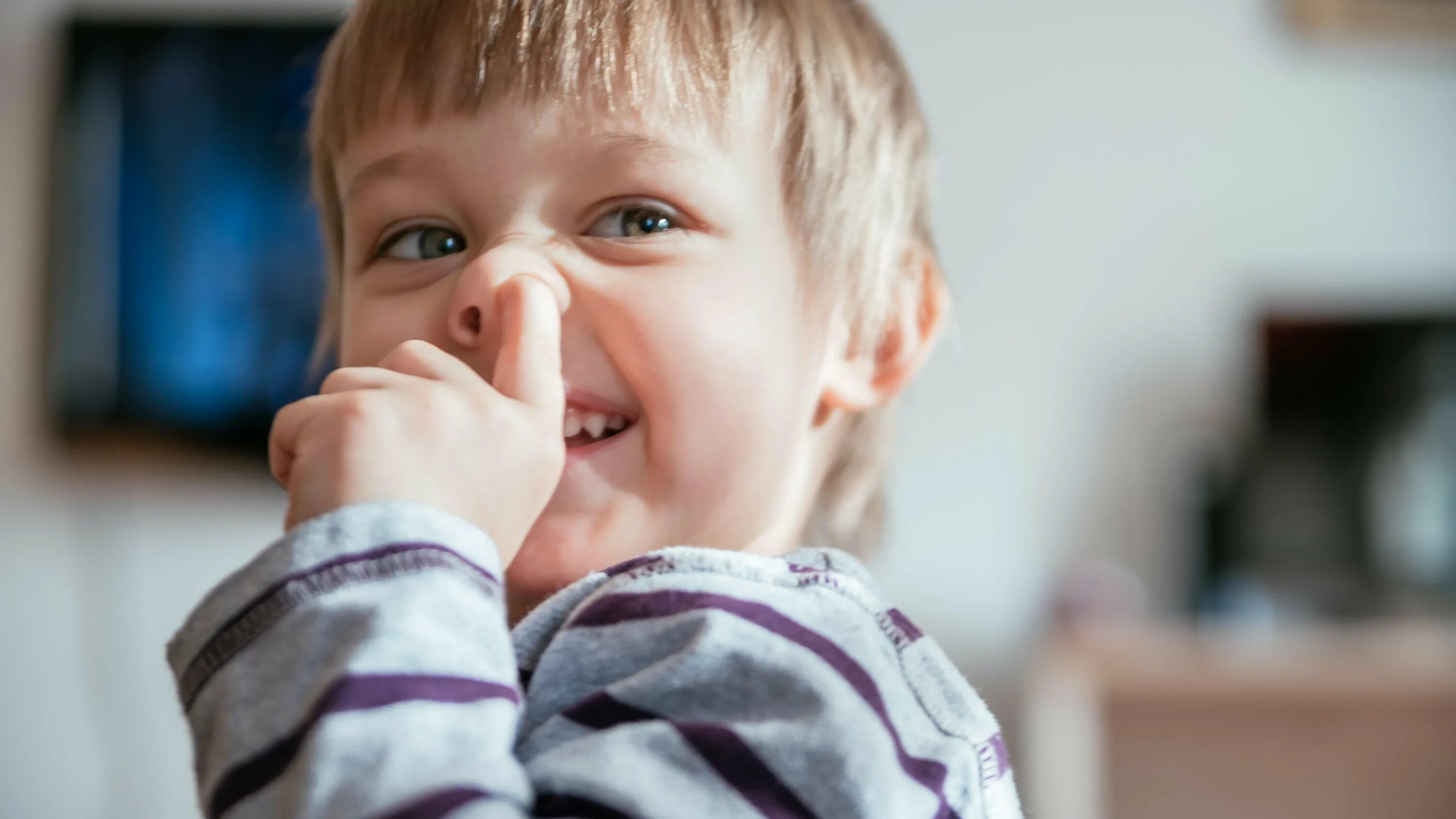 Вредные привычки для детей. Девочка ковыряется в носу. Вредные привычки для детей. Мальчик ковыряет в носу. Как отучить ребенка ковыряться в носу.