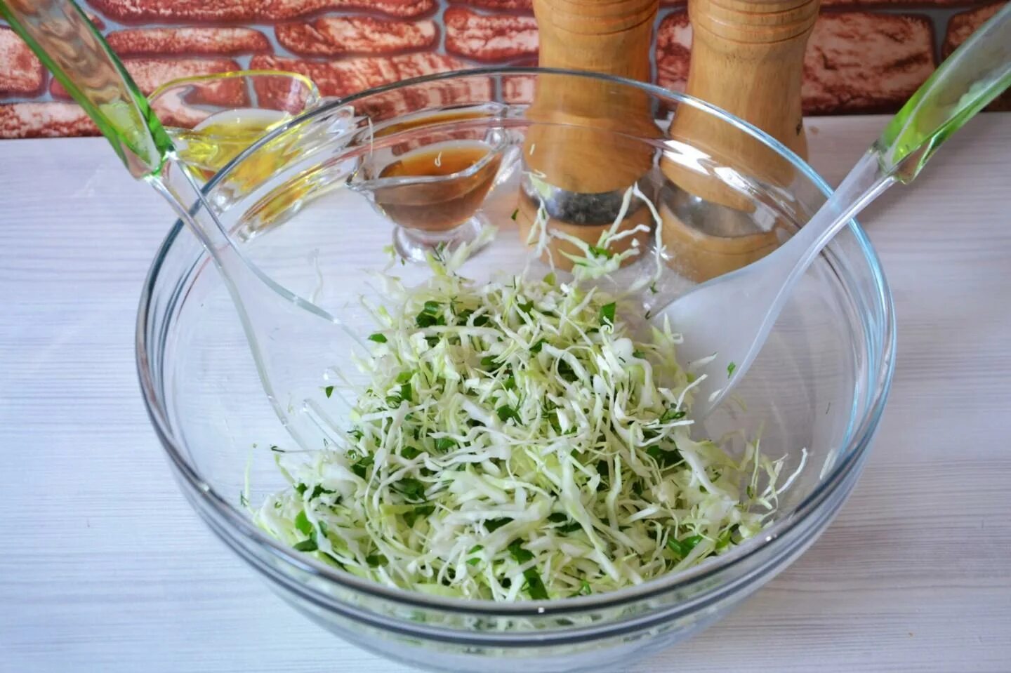 Перемешивать салат. Перемешивание салата. Шашлык с капустным салатом. Масло и уксус для салата. Лук с уксусом и маслом салат