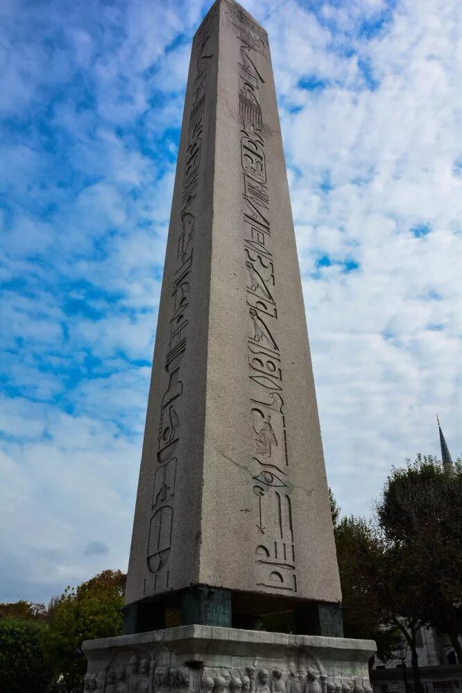 обелиск погибшим воинам в 1941-1945 гг. обелиск в сантьяго. трехгранный столб. египет карнакский обелиск. солнечный обелиск египет.
