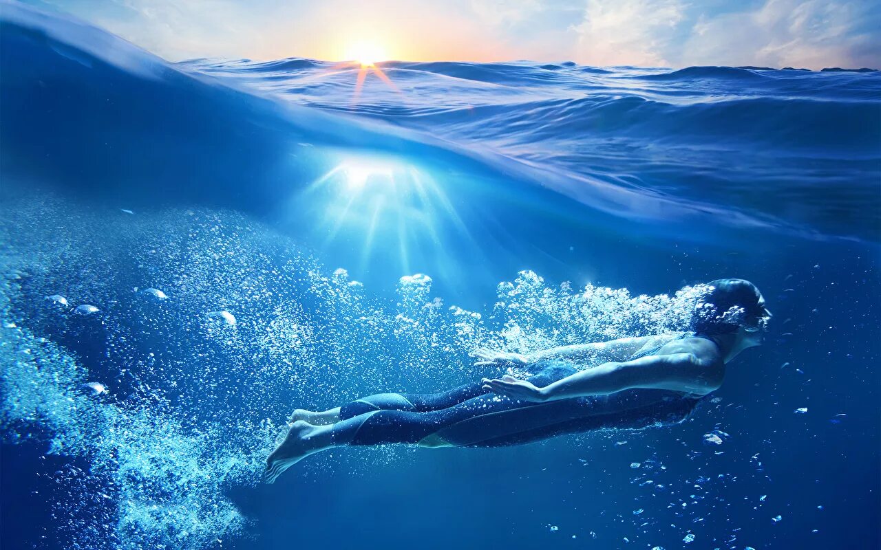 Плывя по поверхности воды. Солнце под водой. Океан под водой. Море под водой. Океаны. Глубина.