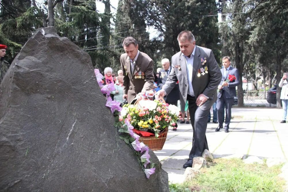 Памятный знак возложение цветов. Возложение цветов в годовщину Чернобыля. Возложение цветов дети. Возложение цветов в годовщину Чернобыльской катастрофы.