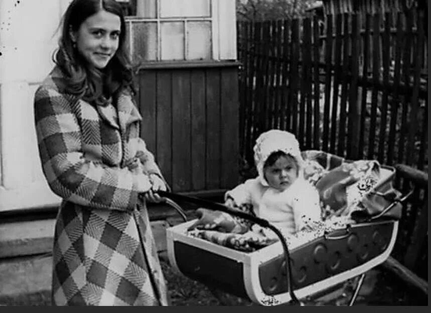Советская женщина с ребенком. Молодые мамы СССР. Советские коляски. Детские коляски в 70-е годы.