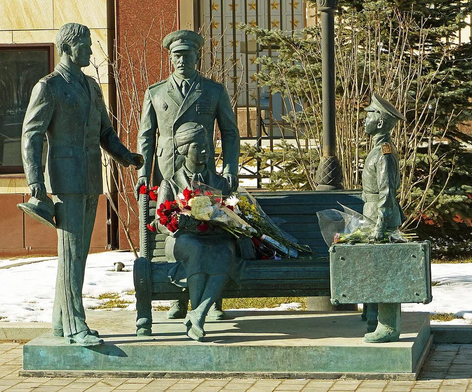 Памятник Лановому на Фрунзенской. Памятник у Министерства обороны офицеры. Памятник фильму офицеры на Фрунзенской набережной. Памятники у Министерства обороны на Фрунзенской набережной.