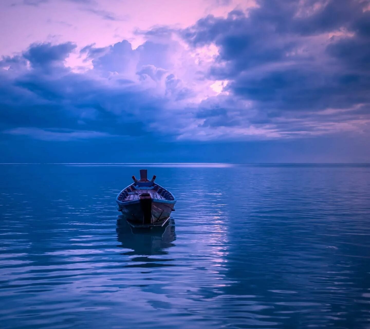 Корабль в океане одинокий. Лодка в море. Одинокая лодка в океане. Лодка в океане. Лодка посреди океана.