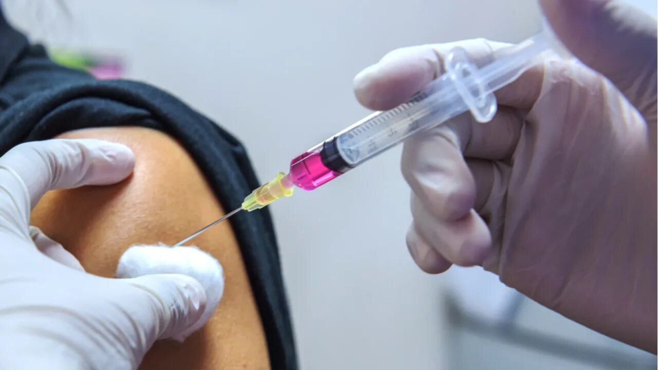 Укол от столбняка болит рука. Введение вакцины. Прививка от столбняка. Патогномоничные симптомы столбняка. Плечелопаточный периартрит блокада.