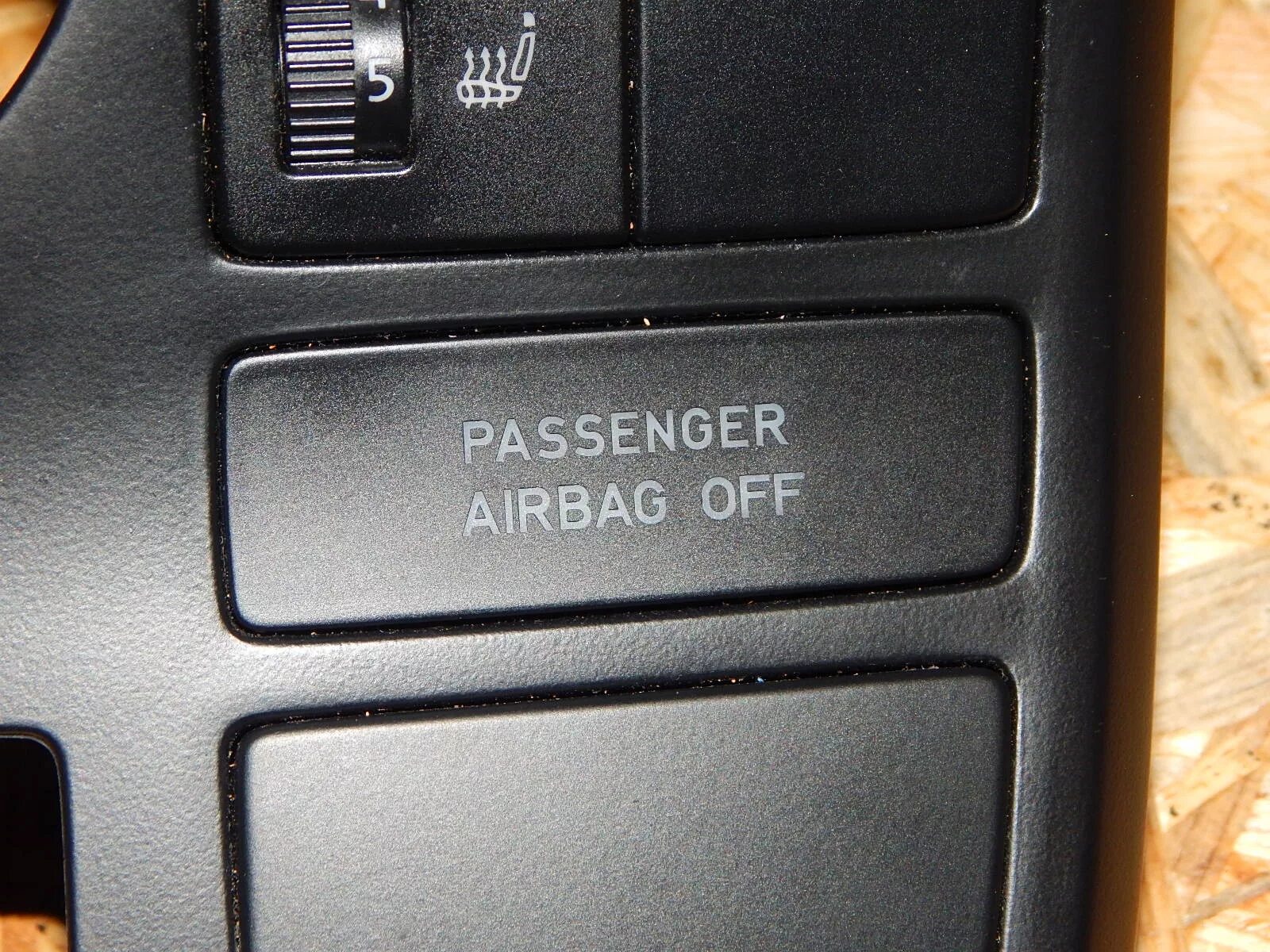 Airbag off. Кнопки t5 Multivan. Passenger airbag off. Passenger airbag off Passat b6. Кнопка Pass airbag off Audi a4 b7.