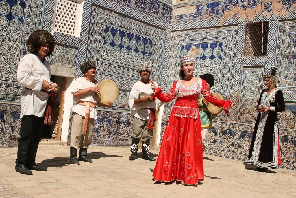 Uzbek musiqa. Хорезм Национальная одежда. Ансамбль Бахор Узбекистан. Хорезмская Национальная одежда. Национальные костюмы Хорезма.