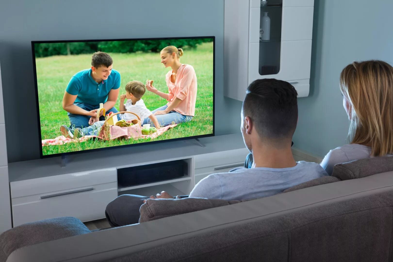 Семья у телевизора. Человек перед экраном. Человек рекламирующий телевизор. Телевизор с фильмом.