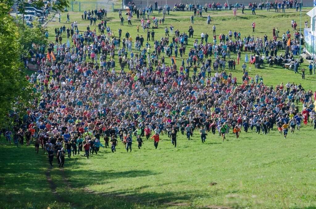 Тысяча человек. 1000 Человек. 1000 Человек в одном месте. 1000 Человек на фото. Группа 1000 человек