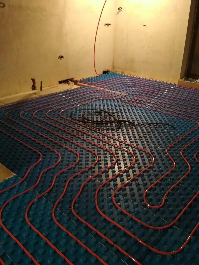 Heated floor. Напольное отопление. Тёплый пол водяной. Система теплый пол. Теплый пол в частном доме.