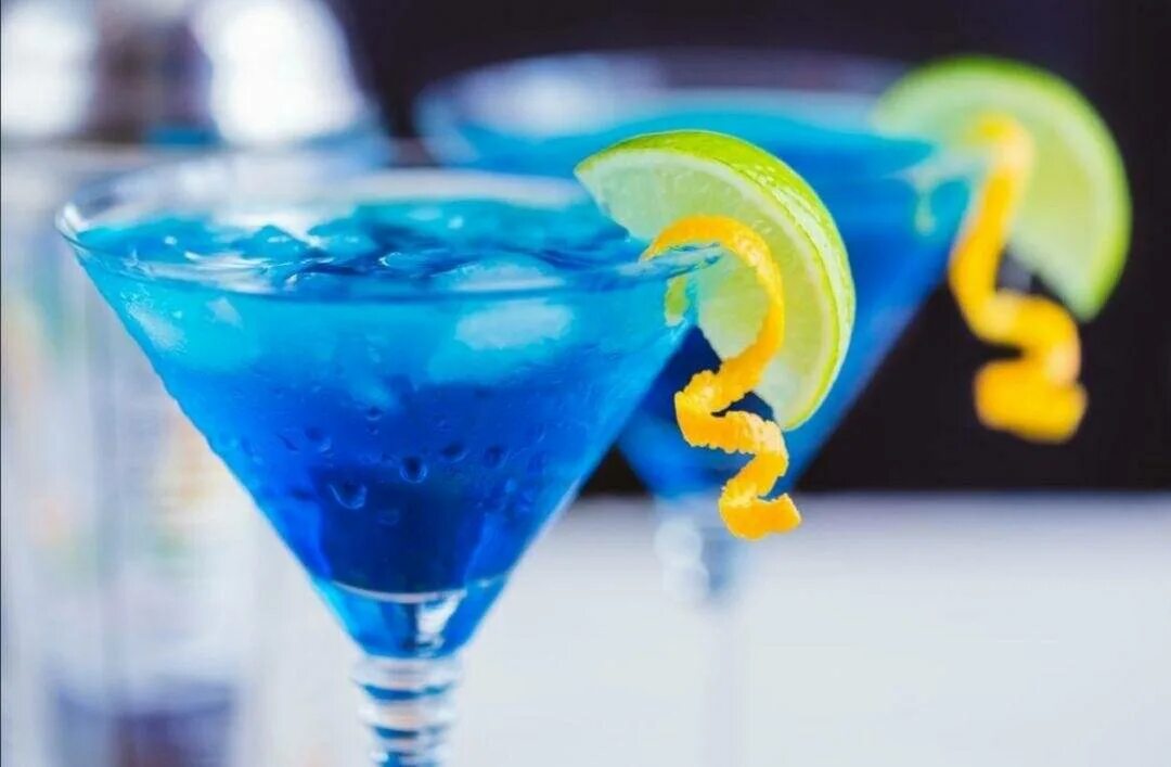 Кюрасао ликер коктейли. Кюрасао Блю ликер голубая Лагуна. Голубая Лагуна Blue Lagoon коктейль. Блю Кюрасао коктейль голубая Лагуна. Голубая Лагуна сироп Блю Кюрасао.