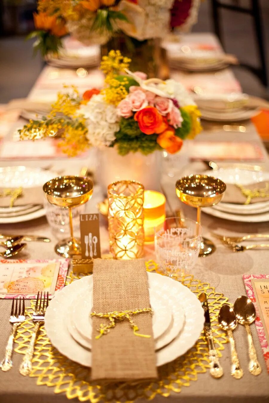 Золотистый стол. Декор новогоднего стола в золотых оттенках. Сервировка стола в золотом цвете. Новогодний стол в золотом цвете. Сервировка в стиле золото.