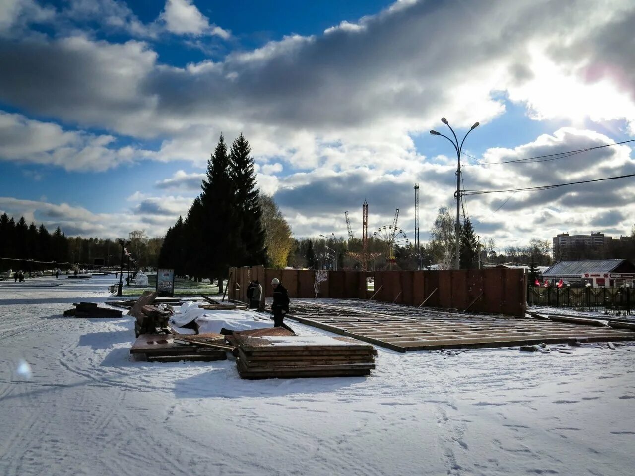 Екатеринбург парки зимой. Парк Маяковского зима. Парк Маяковского зимой. Панорама Иркутск парк ЦПКИО. Тинькофф горка Екатеринбург парк Маяковского.